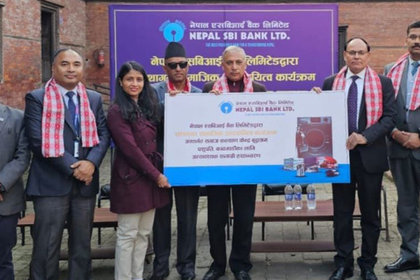 एसबिआई बैंकद्वारा वृद्धवृद्धालाई सामग्री प्रदान